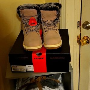 Luggs brand new woman boots 8.5